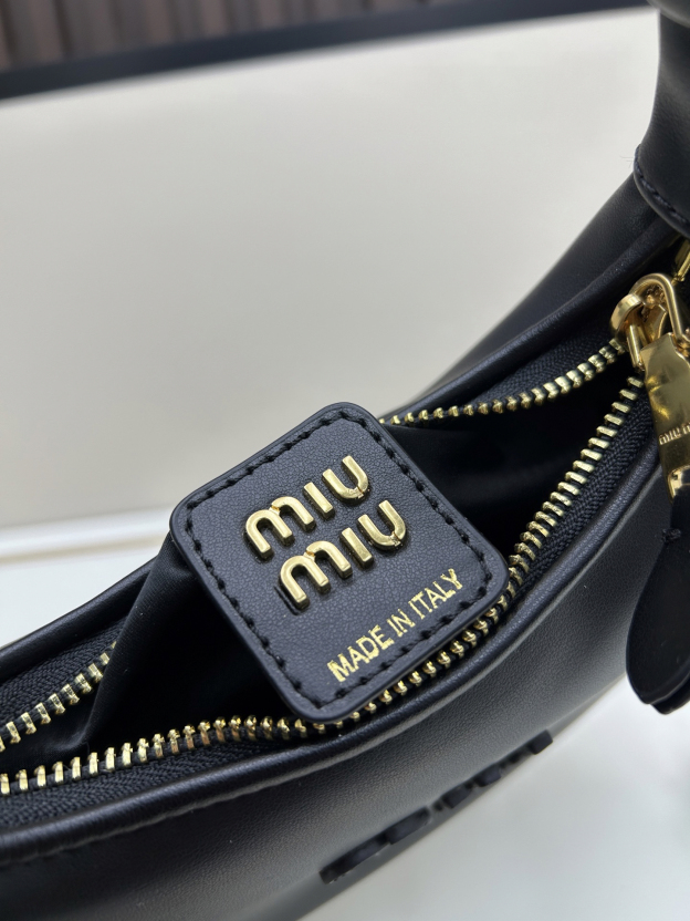 ミュウミュウ「Miu Miu」カラーブロック アンダーアームバッグ