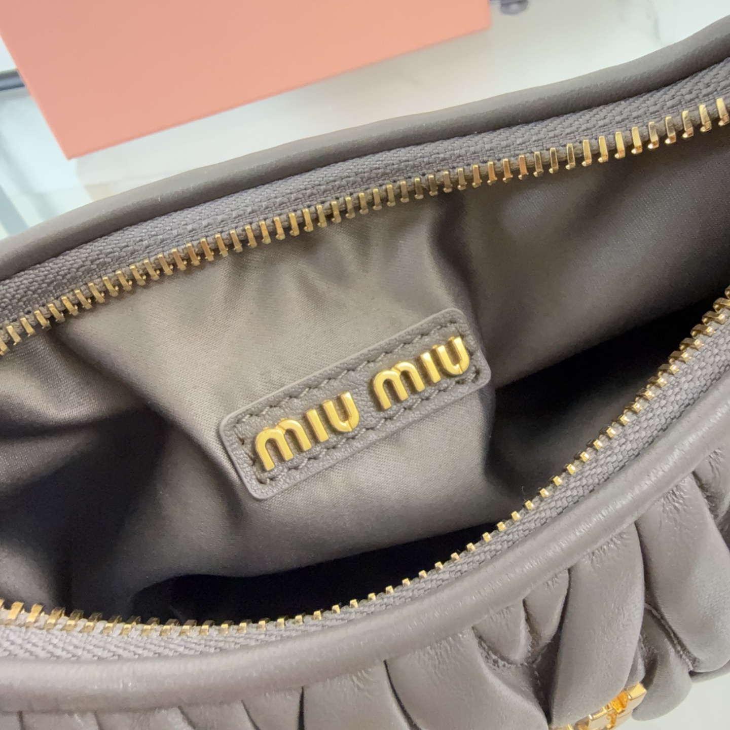 ミュウミュウ「Miu Miu」Wander Matelassé ハンドバッグ