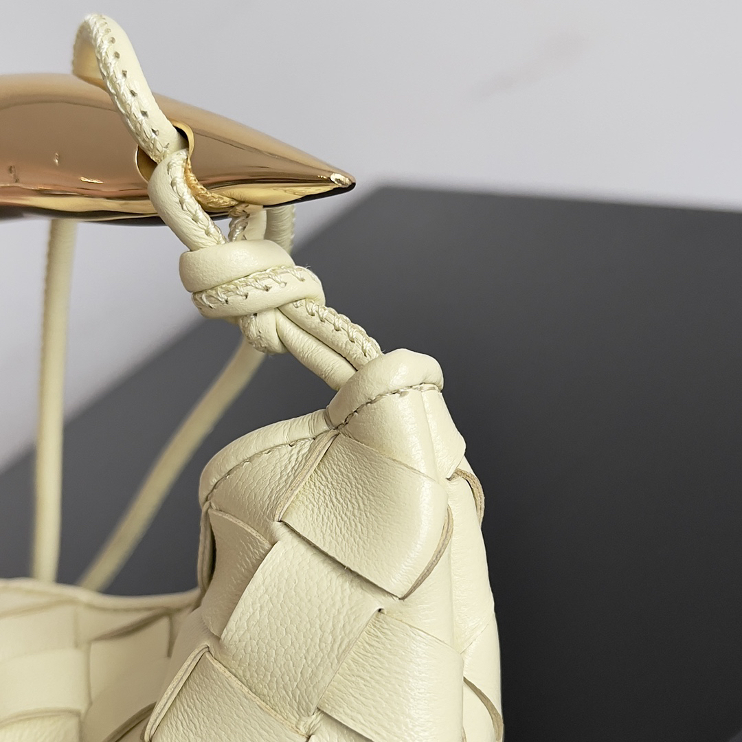 ボッテガ・ヴェネタ「Bottega Veneta」 ミニ サーディンバッグ