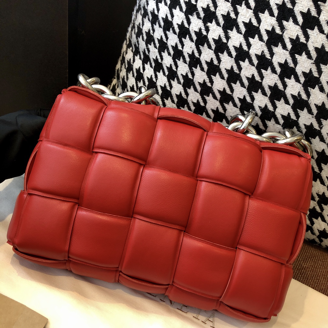 ボッテガ・ヴェネタ「Bottega Veneta」チェーン パッドカセット クロスボディバッグ