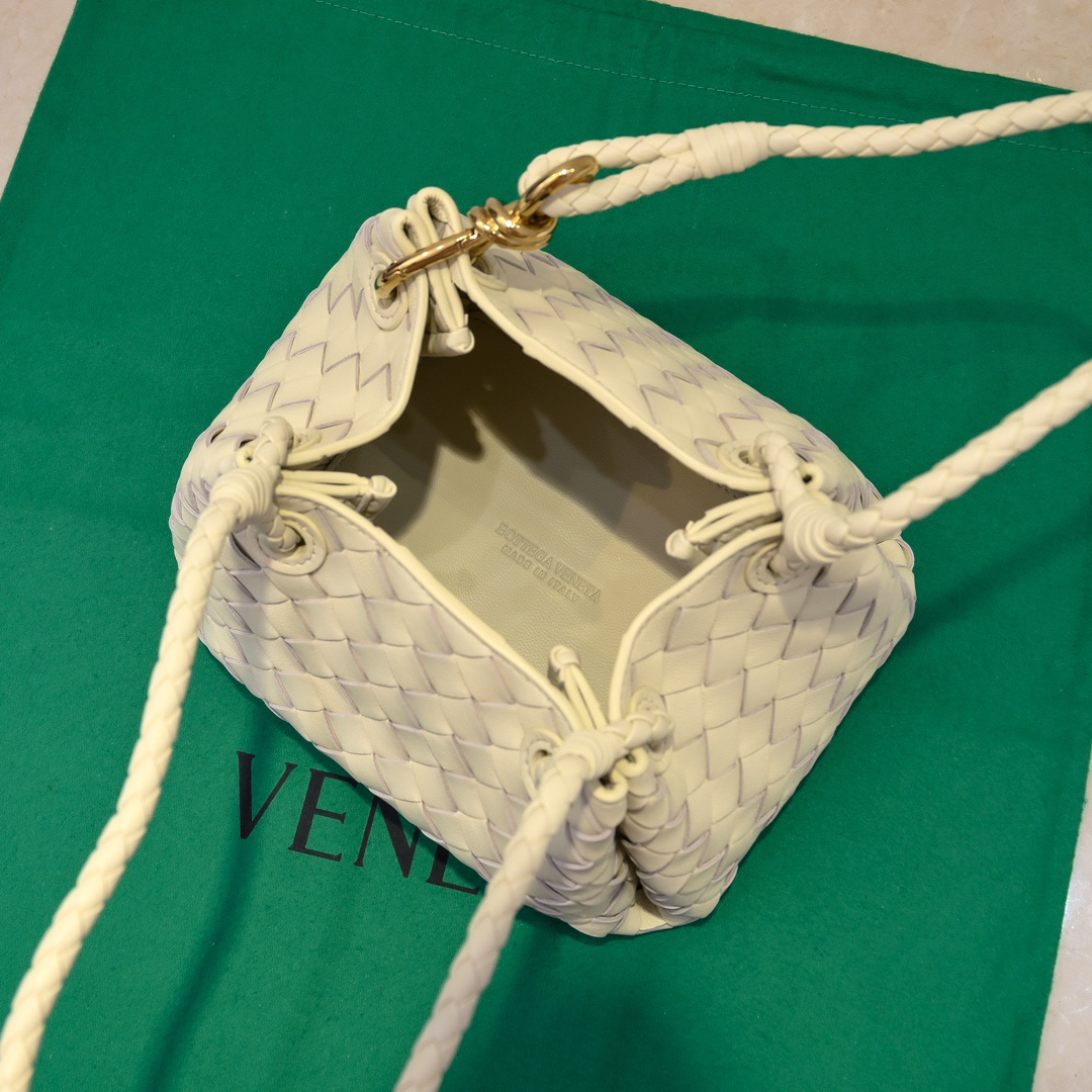 ボッテガ・ヴェネタ「Bottega Veneta」アンディアモ パラシュート マルチバッグ