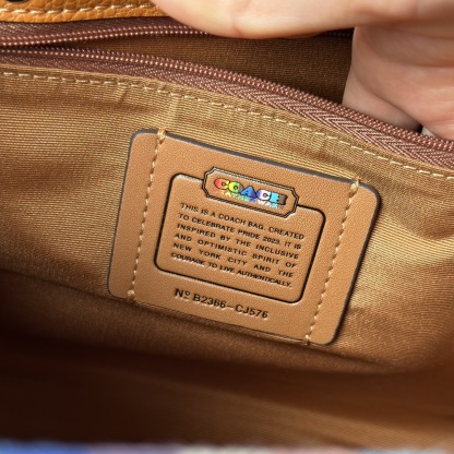 コーチ「Coach」Demsey レインボーシリーズ トートバッグ