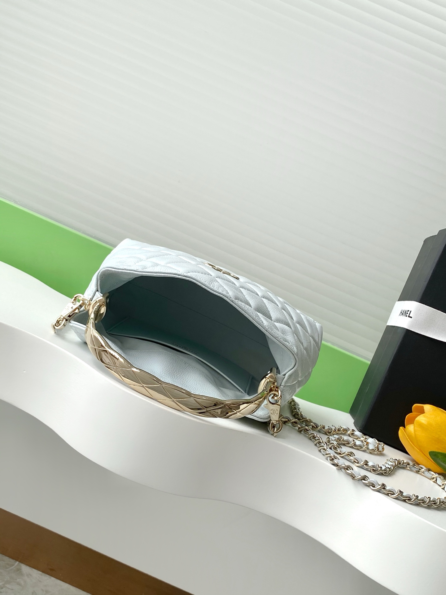 シャネル「Chanel」‌24B ハンドル付きランチボックスバッグ