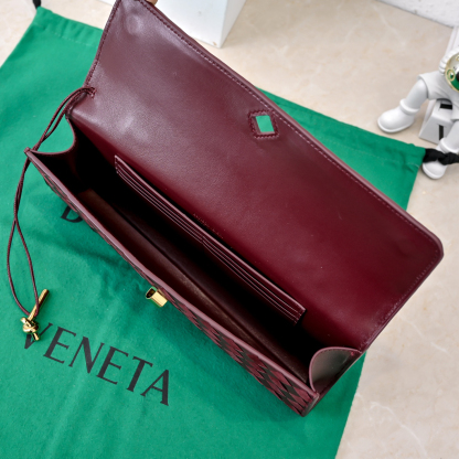 ボッテガ・ヴェネタ「Bottega Veneta」 デザートスエード クラッチバッグ