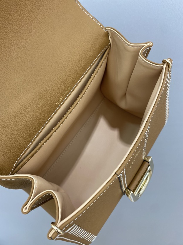 デルヴォー「Delvaux」キャラメル色バッグ