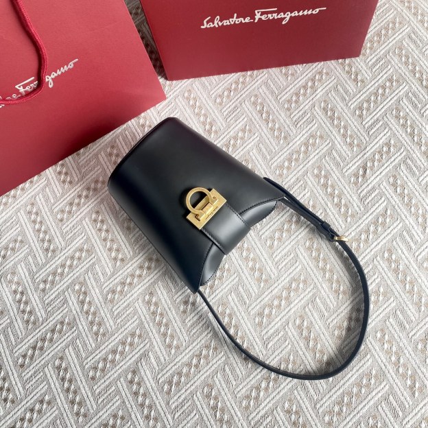 フェラガモ「Ferragamo」トリフォリオ ガンチーニショルダーバッグ