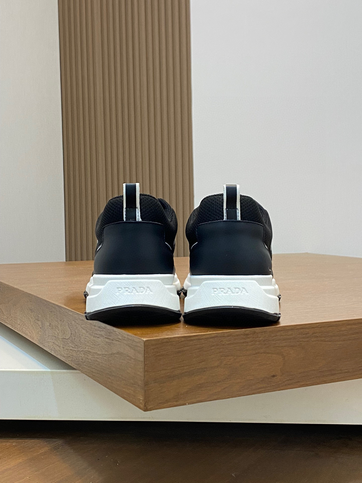 プラダ［Prada］Downtown レザースニーカー