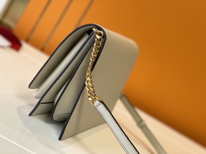 フェラガモ「Ferragamo」フラップトップハンドルバッグ