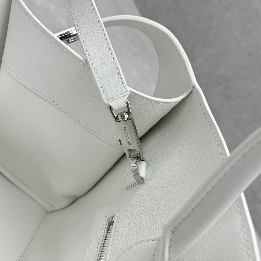 フェラガモ「Ferragamo」小さいジトートバッグ