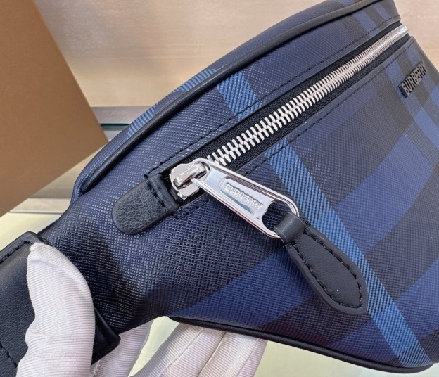 バーバリー「Burberry」深い青色トレンチ ウエストバッグ