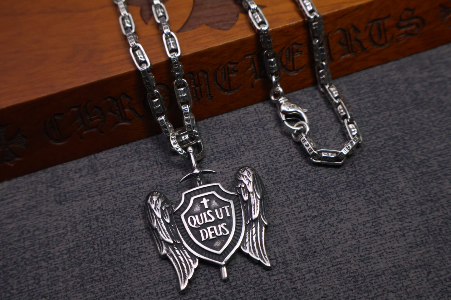 クロムハーツ「Chrome Hearts」のクラシックネックレス - 日常に上品なアクセントを添えるユニセックスモデル