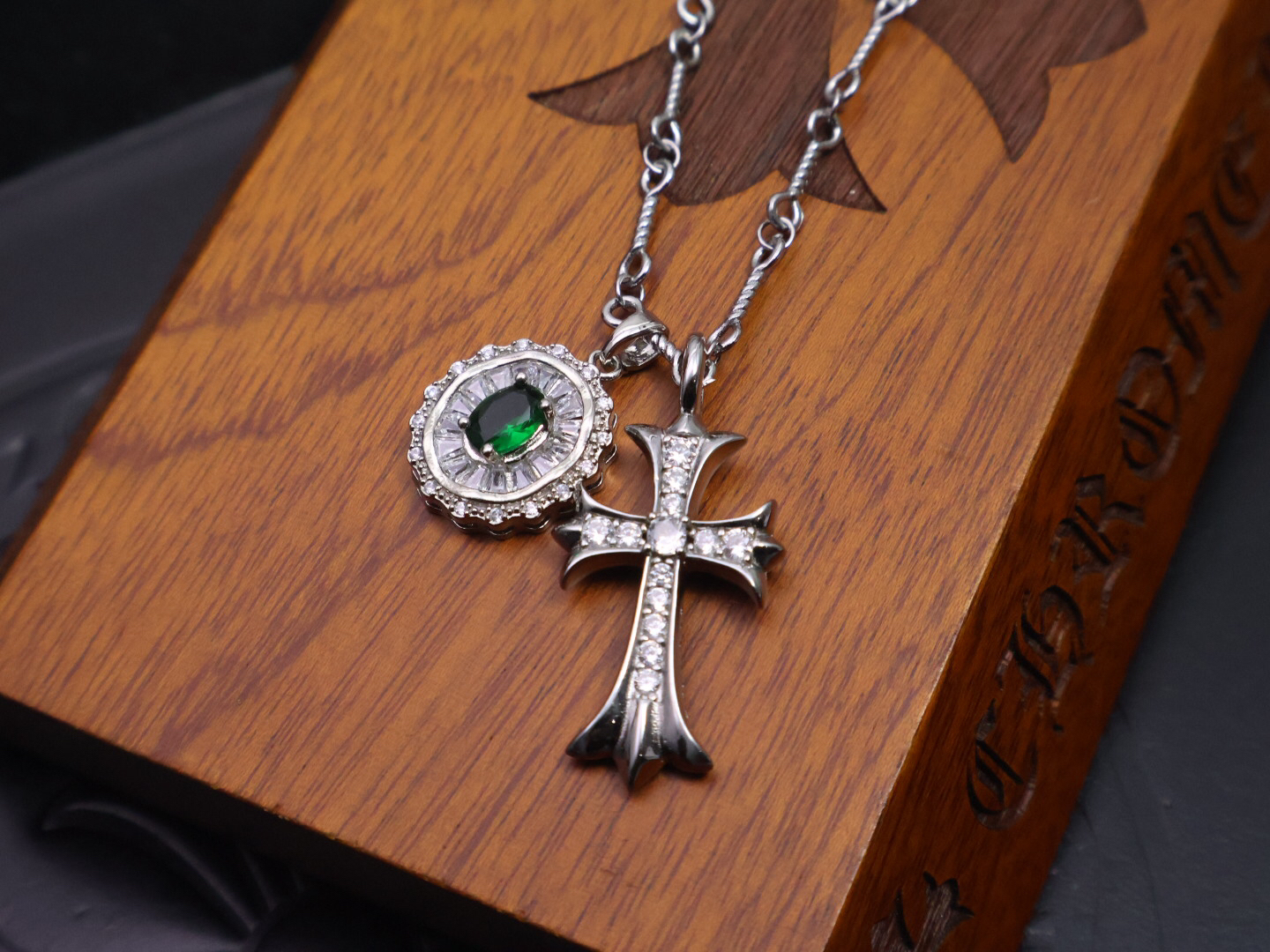 クロムハーツ「Chrome Hearts」のクラシックネックレス - 日常に上品なアクセントを添えるユニセックスモデル