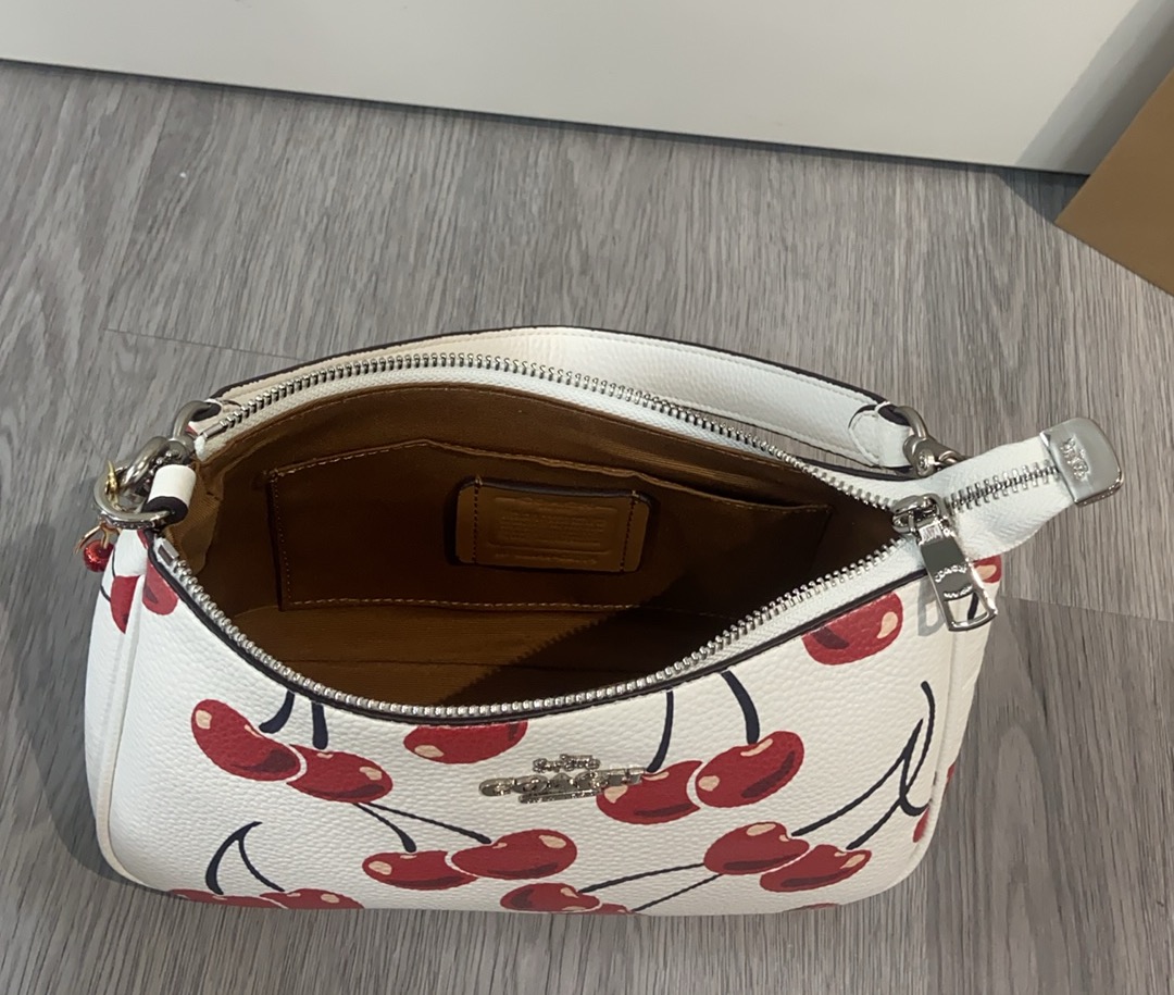 コーチ「Coach」Teri チェリー柄 アンダーアームバッグ