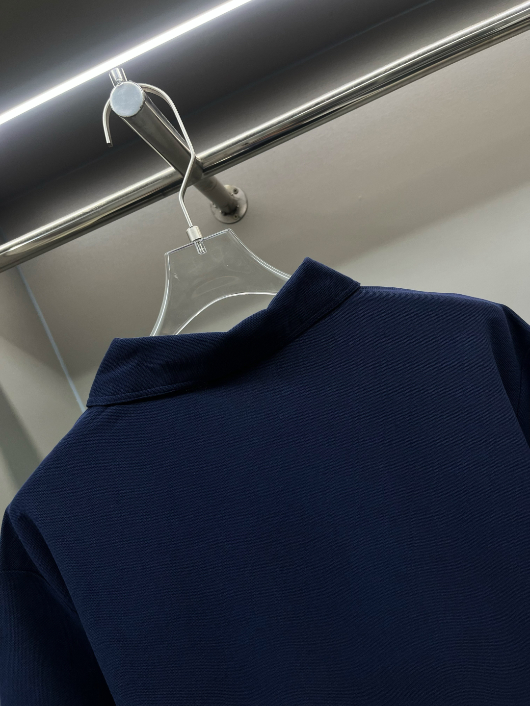 グッチ「Gucci」新しい位置合わせプリントのシャツ