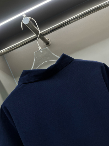 グッチ「Gucci」新しい位置合わせプリントのシャツ