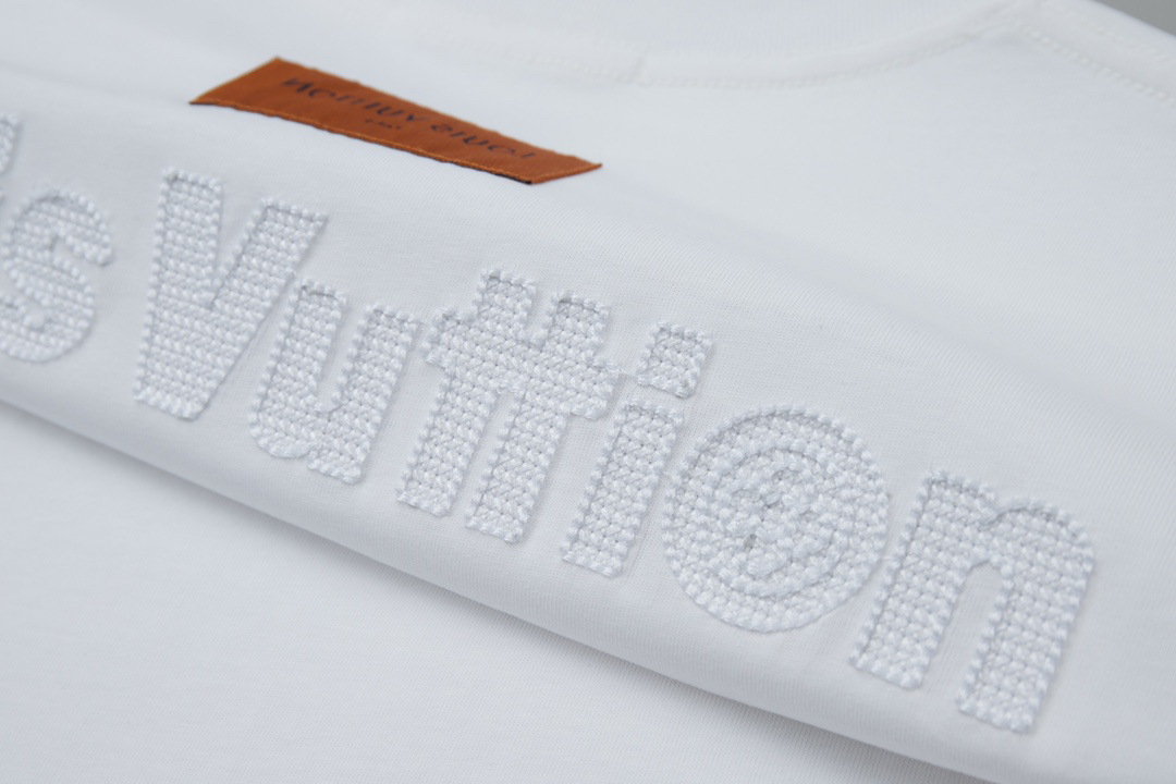 ルイ・ヴィトン「Louis Vuitton」25SS スプリング コレクション カットアウトエンブロイダリー LVロゴ ショートスリーブTシャツ（メンズ）