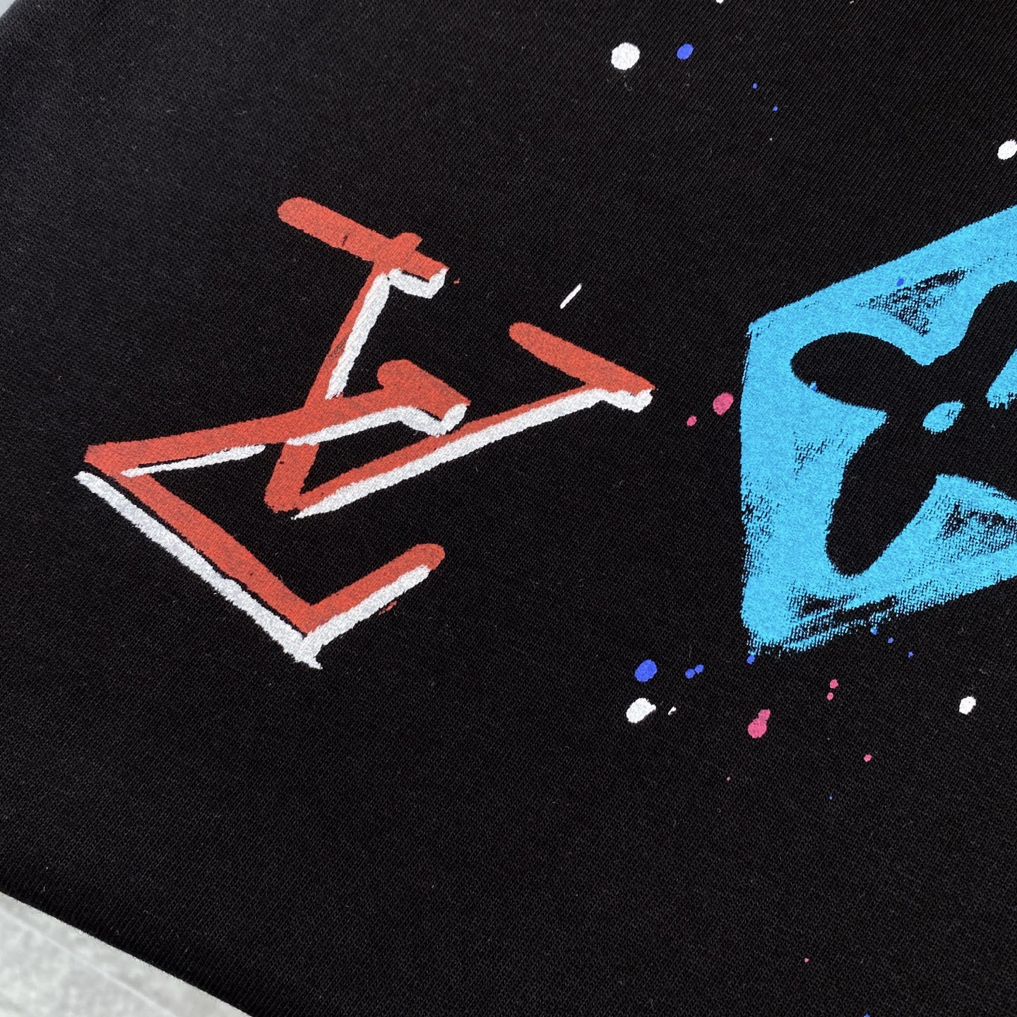 ルイ・ヴィトン「Louis Vuitton」 2025 コスモグラフィティ スプレーアート プリント クルーネックTシャツ（メンズ）