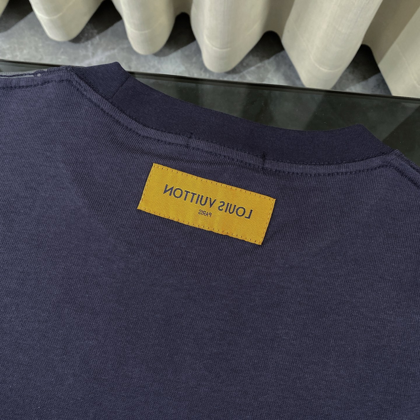 ルイ・ヴィトン「Louis Vuitton」 2025 スプリング スームインク プリント クルーネックTシャツ（メンズ）‌