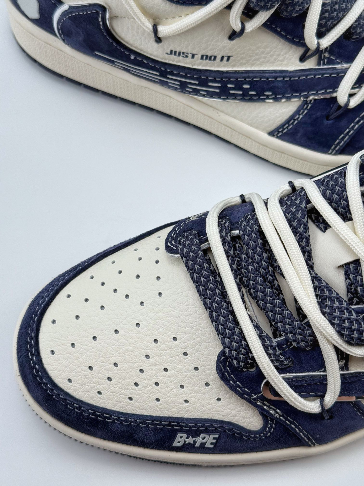 「コラボモデル」Travis Scott x Nikeエアジョーダン 1 ロー 'ミッドナイト ネイビー' - スニーカー