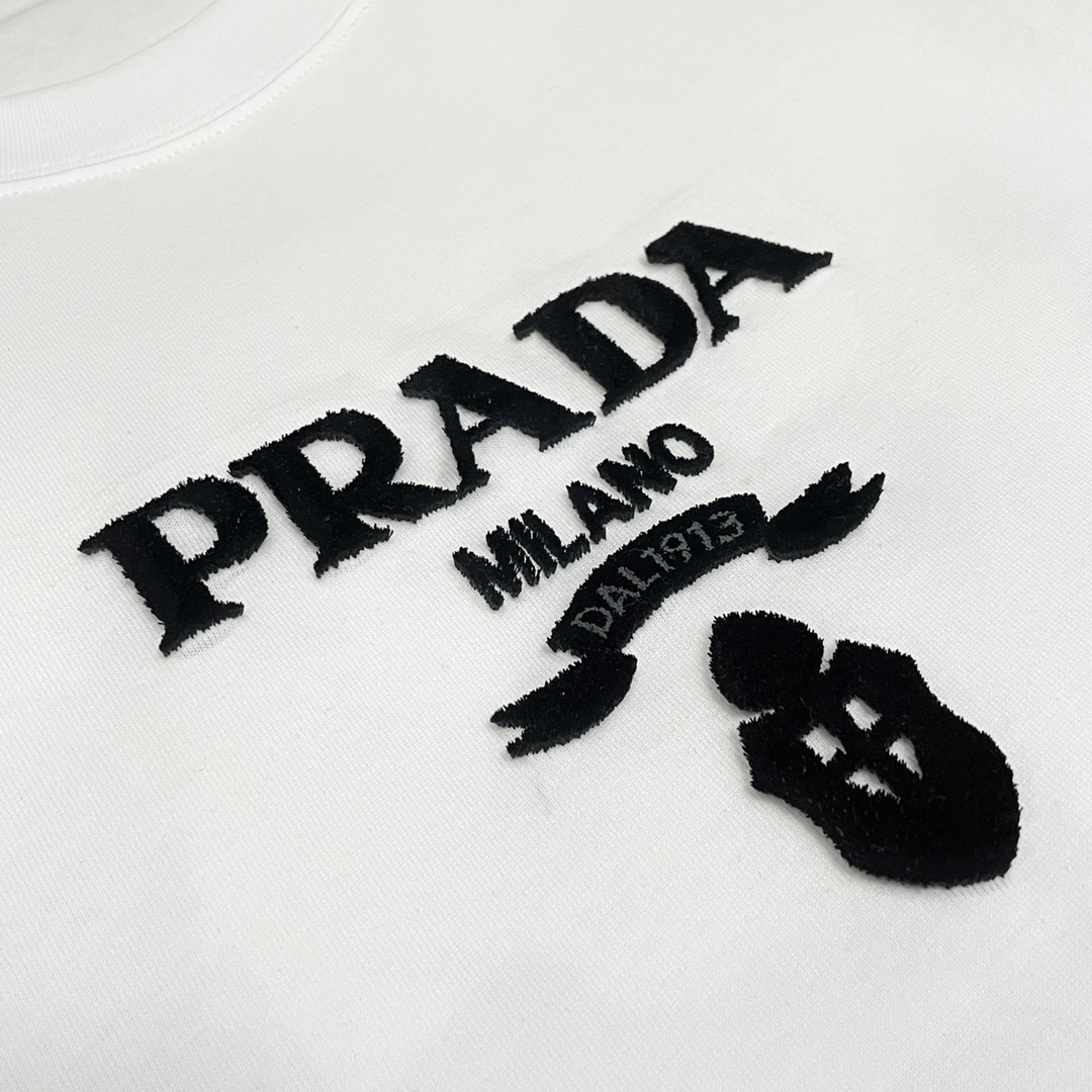 プラダ Prada 25SS スプリングコレクション ブラッシュステッチ ロゴ クルーネックTシャツ-ISETAN PRESTIGE CURATED