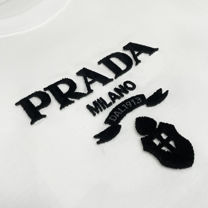 プラダ Prada 25SS スプリングコレクション ブラッシュステッチ ロゴ クルーネックTシャツ-ISETAN PRESTIGE CURATED