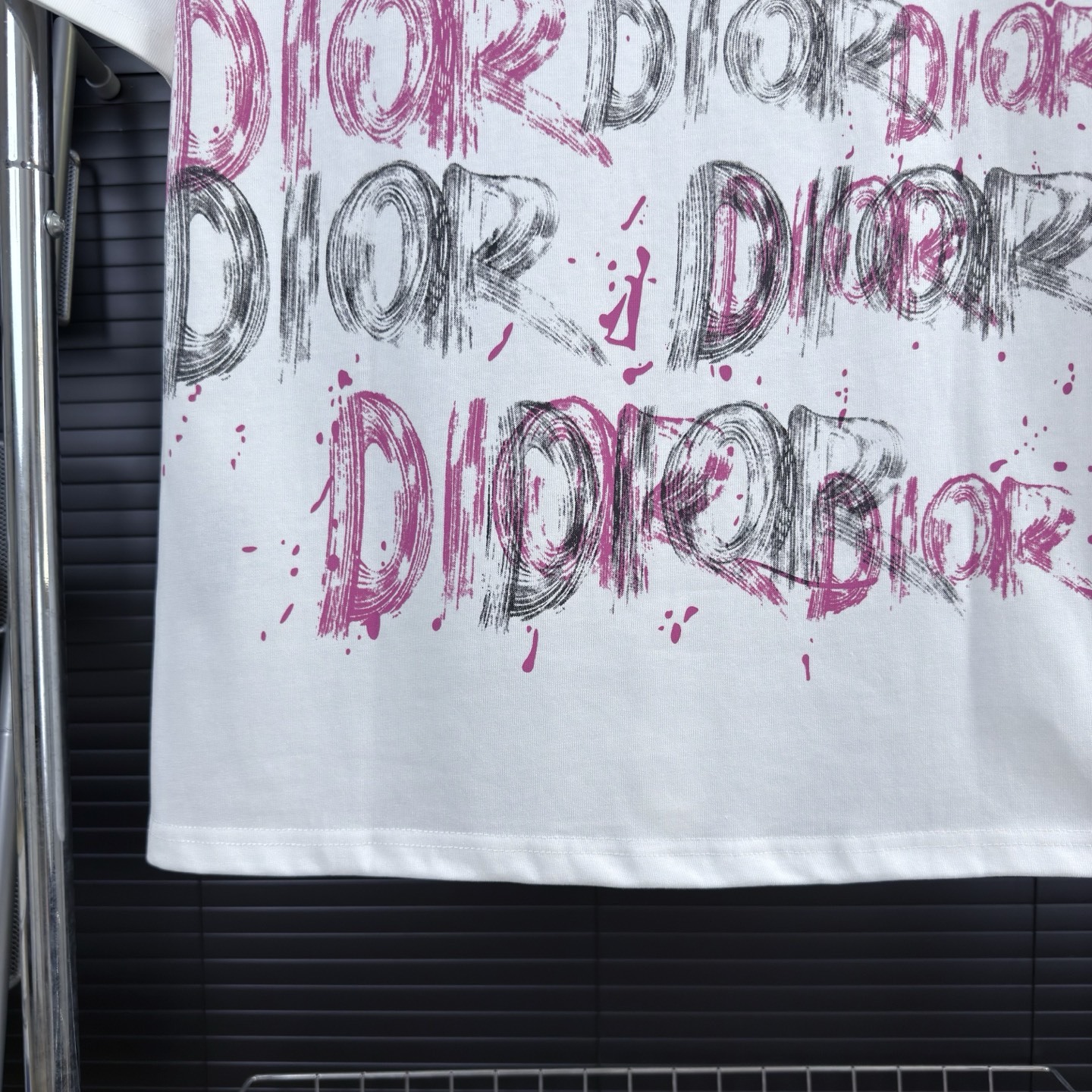 ディオール「Dior」25SS クラシック グラフィティ ロゴ プリントTシャツ