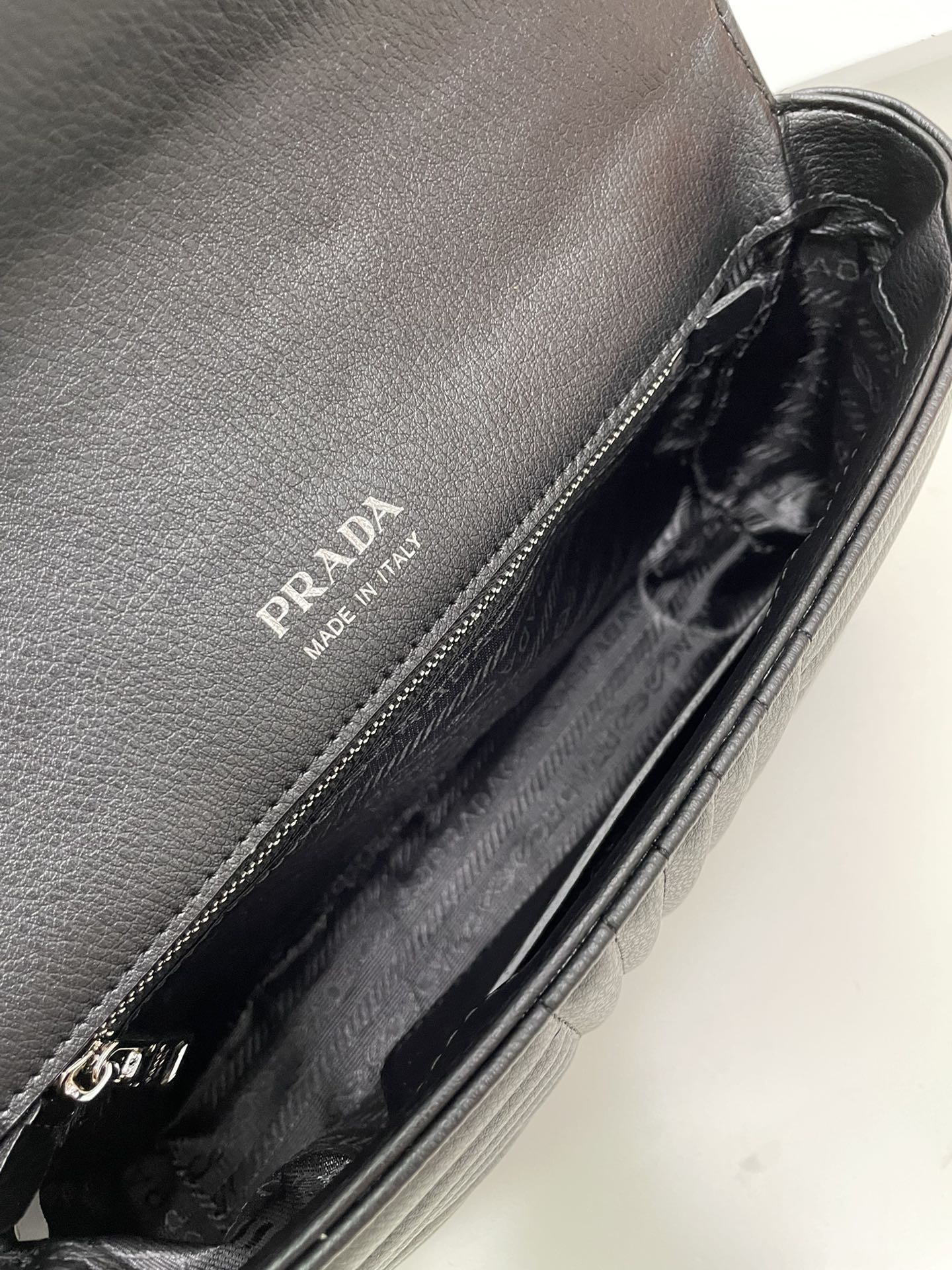 プラダ「Prada」チェーン クロスボディバッグ