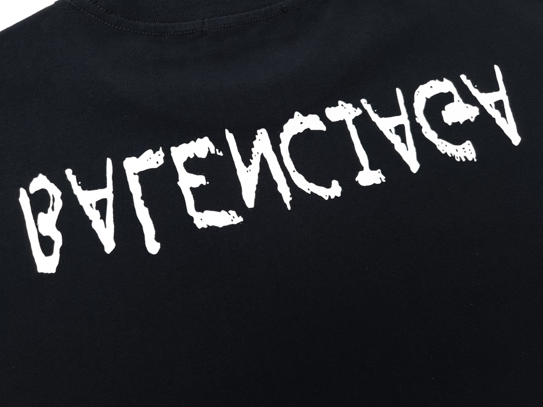 バレンシアガ「Balenciaga」 ミラーシリーズ インバースロゴTシャツ