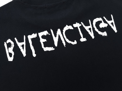 バレンシアガ「Balenciaga」 ミラーシリーズ インバースロゴTシャツ