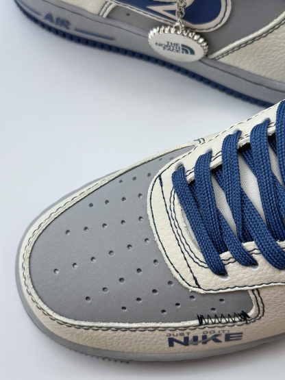 「コラボモデル」The North Face x Nikeスニーカー