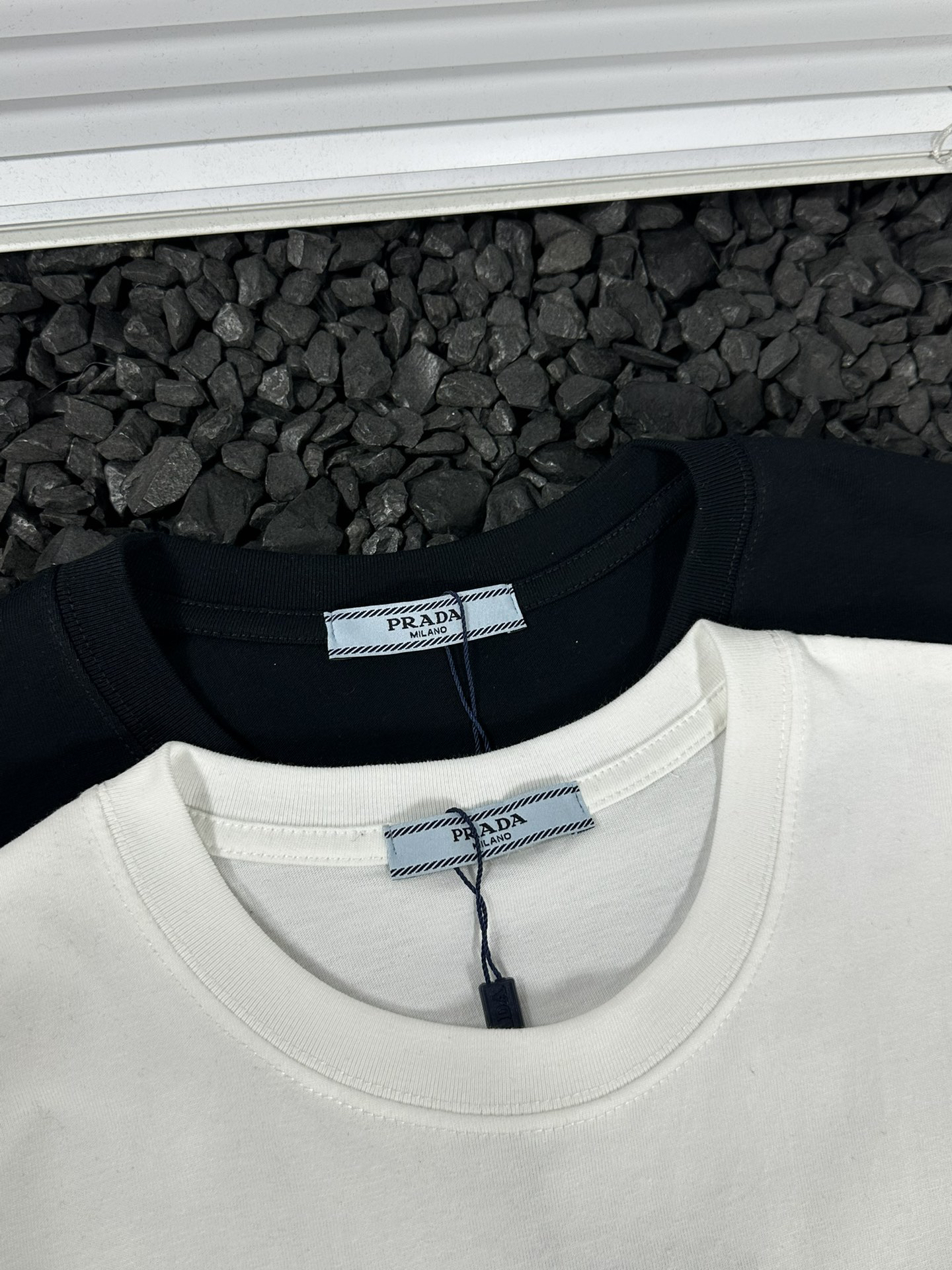プラダ「Prada」2025SS クラシックトライアングルロゴ カップルTシャツ