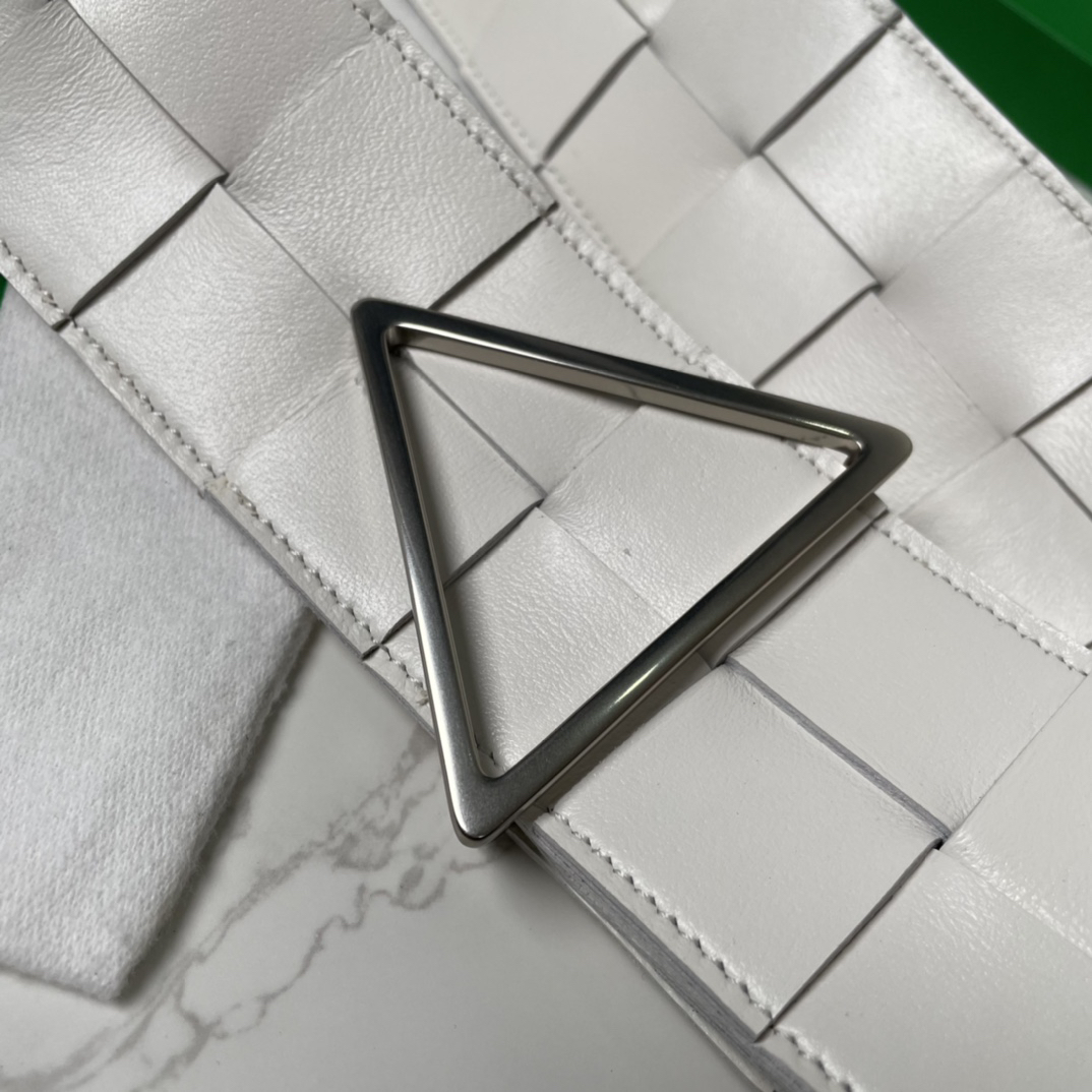 ボッテガ ヴェネタ「Bottega Veneta」レディース ラージ イントレッチオ ベルト100CM