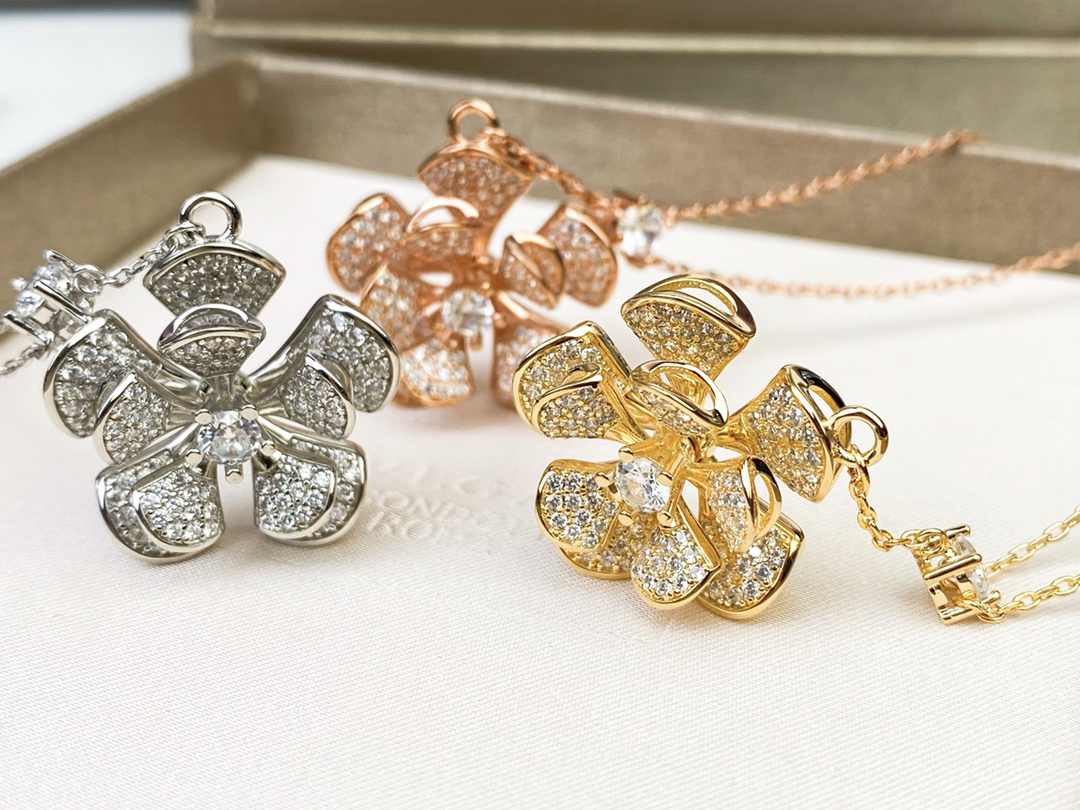 ブルガリ「Bvlgari」 DIVAS’ DREAM 回転式フルダイヤモンドフラワーネックレス41-43cm
