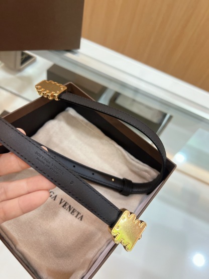 ボッテガ ヴェネタ「Bottega Veneta」ブラック＆ゴールド ラップ ベルト100CM