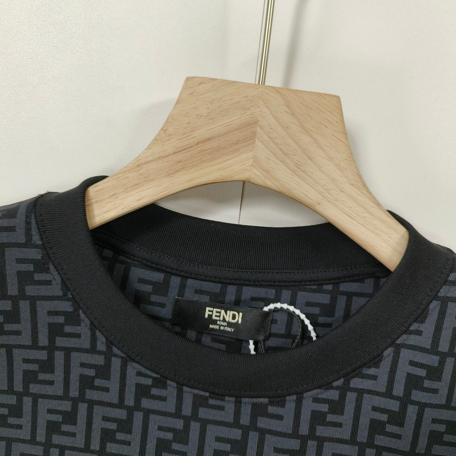 フェンディ「Fendi」2024SS サマーコレクション ユニセックス カラーリングFロゴ ラウンドネックTシャツ