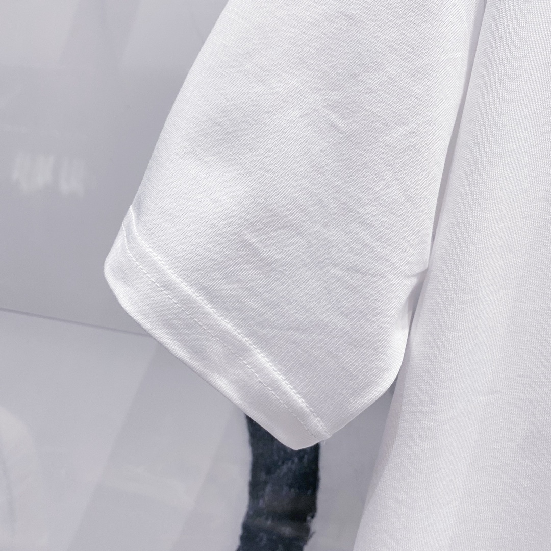 ヴェルサーチ「Versace」クルーネックTシャツ レトロゴールドグラフィティロゴプリント