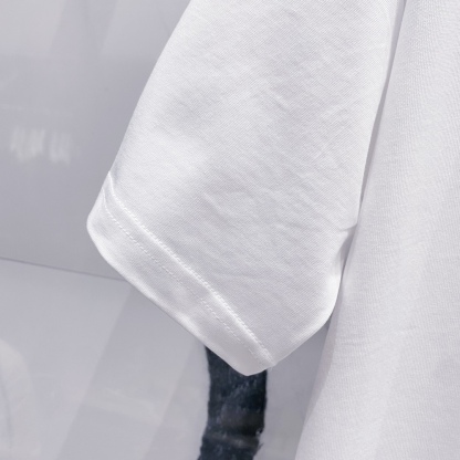 ヴェルサーチ「Versace」クルーネックTシャツ レトロゴールドグラフィティロゴプリント