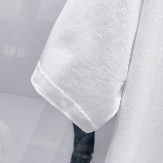 ヴェルサーチ「Versace」クルーネックTシャツ レトロゴールドグラフィティロゴプリント