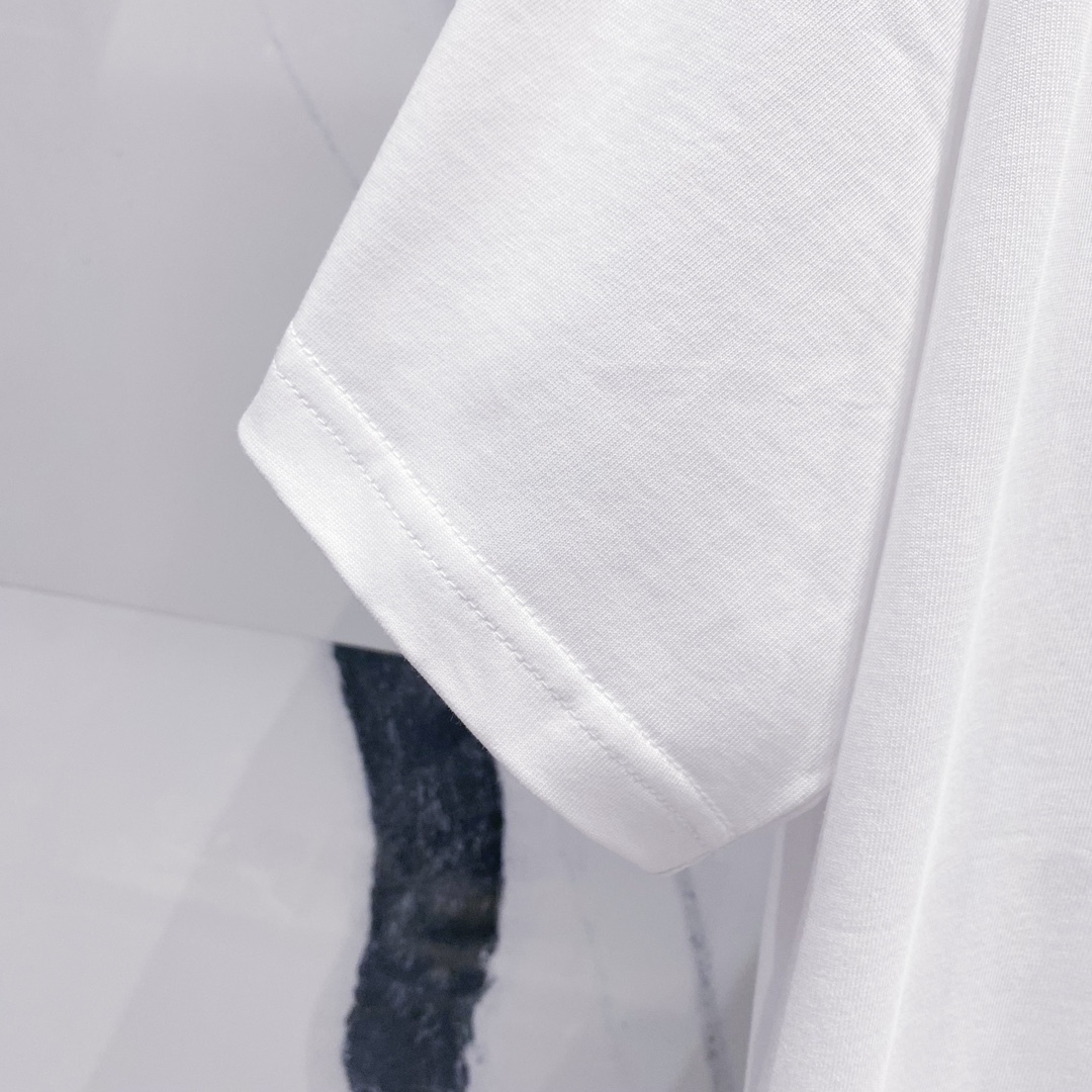 ヴェルサーチ「Versace」クルーネックTシャツ クラシックロゴ＆フラワープリント