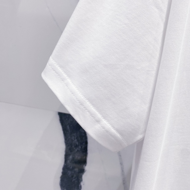 ヴェルサーチ「Versace」クルーネックTシャツ クラシックロゴ＆フラワープリント