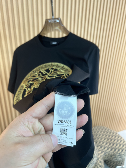 ヴェルサーチ「Versace」2025SS メドゥーサ1978 ハイジュエリー刺繍Tシャツ