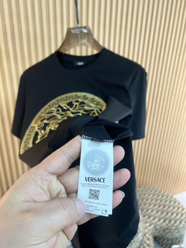 ヴェルサーチ「Versace」2025SS メドゥーサ1978 ハイジュエリー刺繍Tシャツ