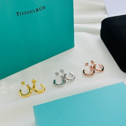 ティファニー「Tiffany & Co.」T1 シリーズ シングルT セミグロスピアス