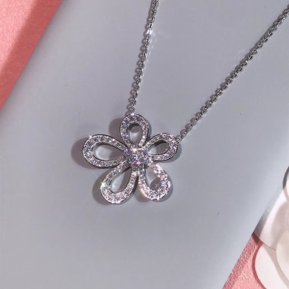 ヴァン クリーフ＆アーペル「Van Cleef & Arpels」クラシックな花の大きな花贅沢なドリルネックレス22cm