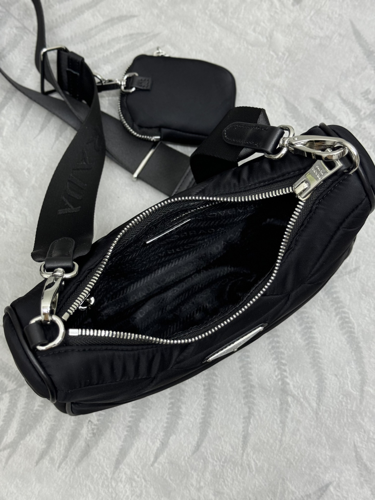 プラダ「Prada」 レ・ミニマ ナイロン ショルダーバッグ