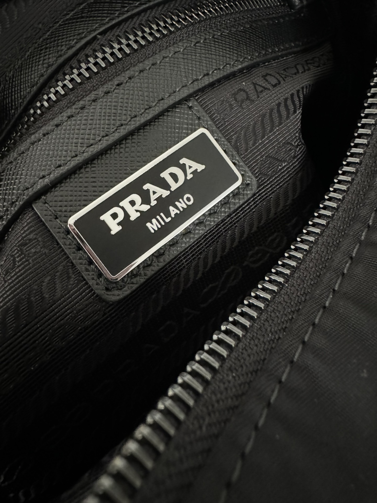 プラダ「Prada」サフィアーノ レザー マルチポケット ショルダーバッグ