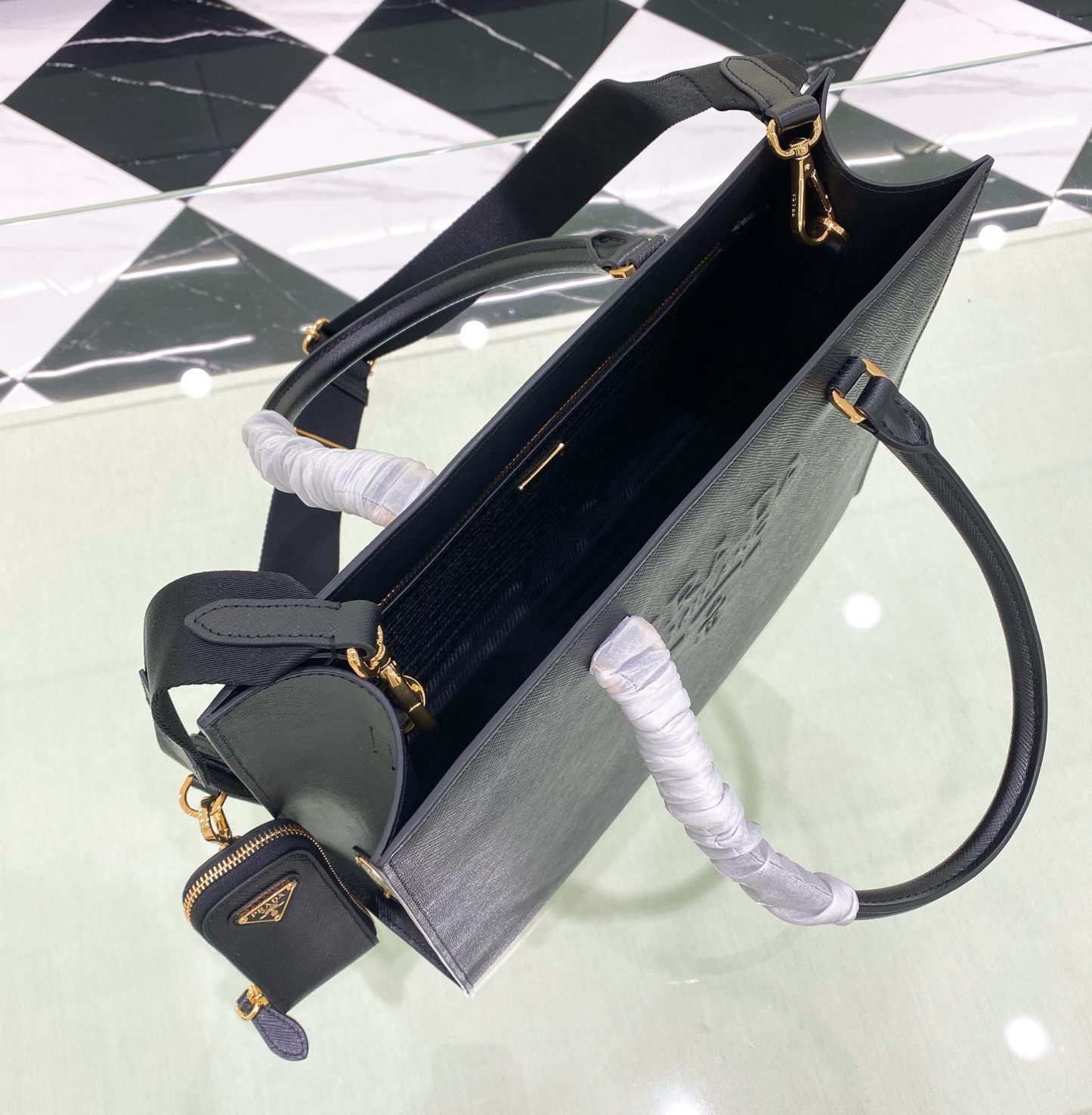 プラダ「Prada」 サフィアーノ レザー ラージ トートバッグ