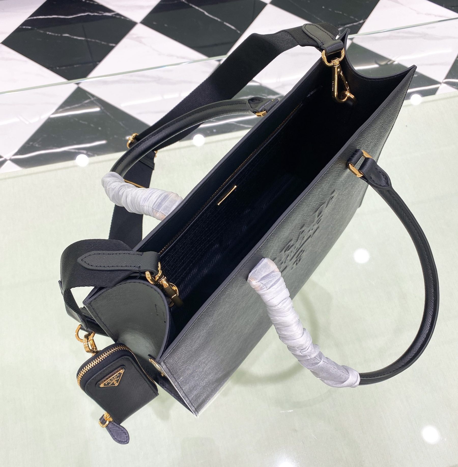 プラダ「Prada」 サフィアーノ レザー ラージ トートバッグ