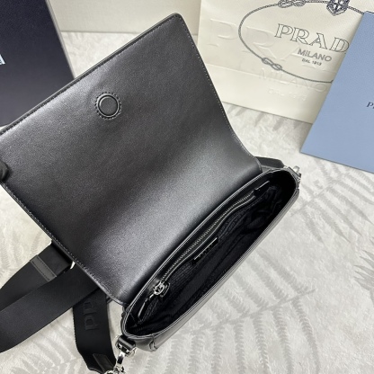 プラダ「Prada」サフィアーノ レザー フラップ ショルダーバッグ