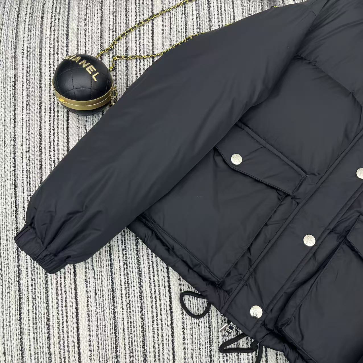 プラダ「Prada」冬の新作 スタンドカラー付きコットンジャケット